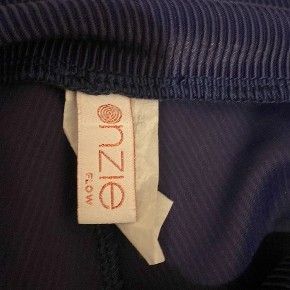 ONZIE Flow Revolve navy leggings . Size S. Very good condition